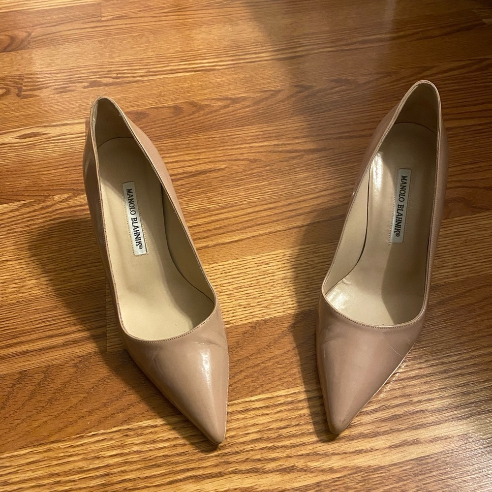 Beautiful nude patent leather Manolo blahnik pump!